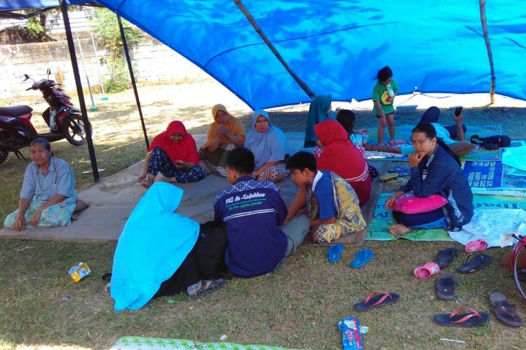 Warga berlarian ke tenda pengungsian di Lapangan Perum Grand Kodya, Kota Mataram, Nusa Tenggara Barat, saat gempa kembali mengguncang Nusa Tenggara Barat, Kamis (9/8/2018). Gempa kali ini bermagnitudo 6.2.