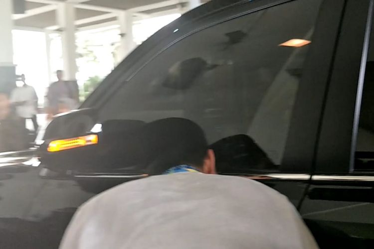 Wakil Gubernur DKI Jakarta Sandiaga Uno mencium mobil dinasnya yang dia gunakan terakhir kali sebelum maju cawapres, Jumat (10/8/2018). 