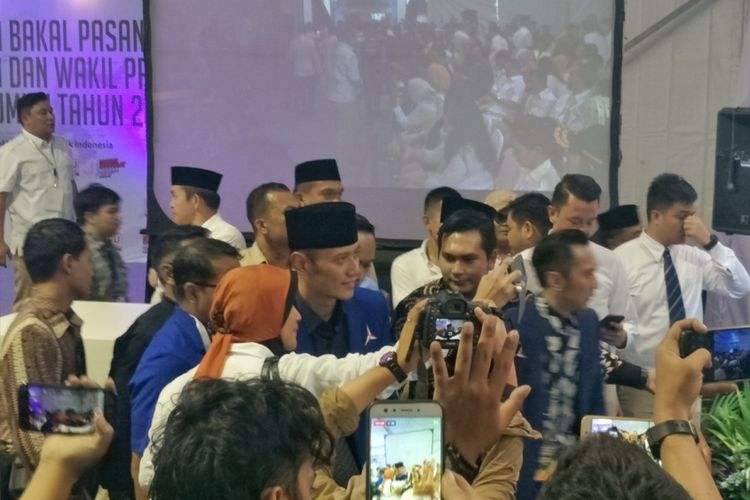 Komandan Satuan Tugas Bersama (Kogasma) Partai Demokrat Agus Harimurti Yudhoyono (AHY) dan Ketua Fraksi Partai Demokrat Edhie Baskoro Yudhoyono (Ibas) ikut mendampingi pasangan Prabowo Subianto-Sandiaga Uno saat mendaftar sebagai capres-cawapres ke Komisi Pemilihan Umum (KPU), Jakarta Pusat, Jumat (10/8/2018) siang.