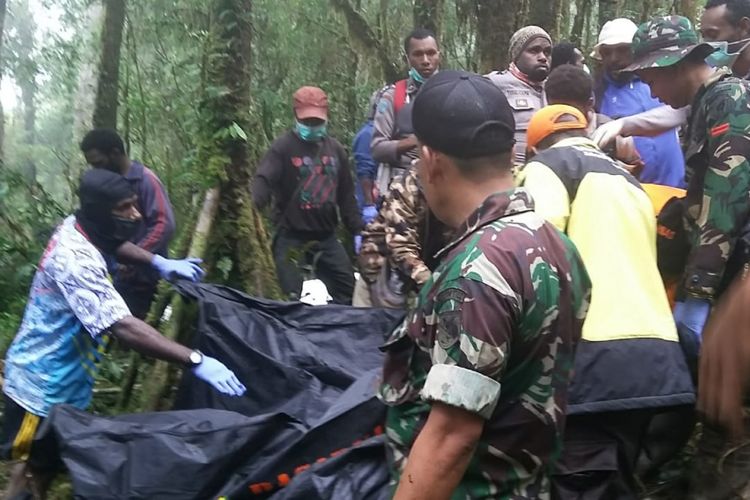 Proses evakuasi korban pesawat jatuh