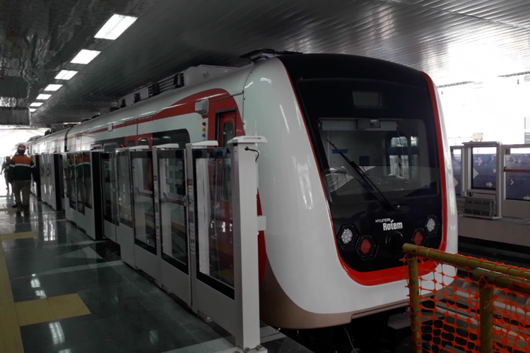 Kereta LRT Jakarta sudah tersedia di Stasiun Velodrome, Jakarta Timur, Rabu (15/8/2018).