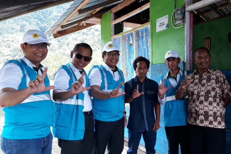 Jajaran Direksi PT PLN (Persero) bersama warga Kabupaten Kepulauan Sangihe  yang diberikan bantuan elektrifikasi gratis, Kabupaten Kepulauan Sangihe, Kamis (16/8/2018). 