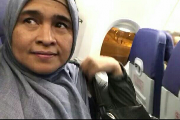 Tokoh penggerak #2019GantiPresiden Neno Warisman saat berada di dalam pesawat dari Pekanbaru menuju Jakarta usai dihadang sekelompok massa di gerbang Bandara SSK II Pekanbaru, Riau, Sabtu (25/8/2018).