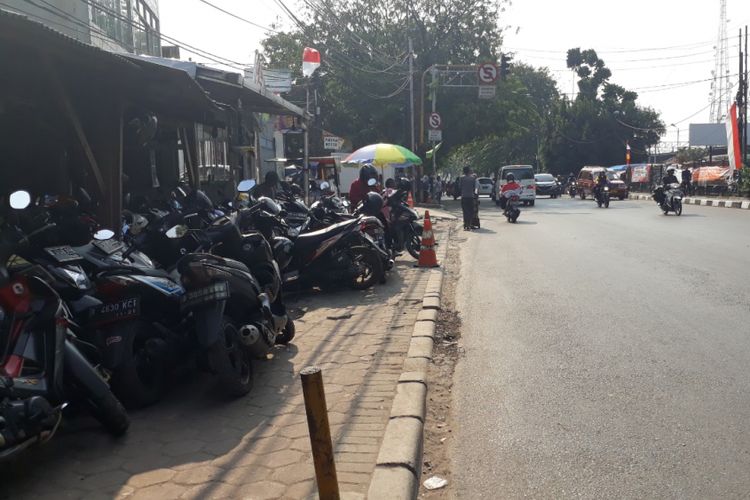 Tampak trotoar di jalan Ir Juanda depan Stasiun Bekasi dijadikan Parkiran motor oleh pengusaha penitipam motor, Senin (27/8/2018).