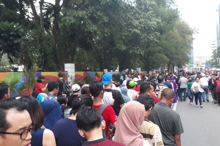 Tampak Antrean pengunjung Asian Festival mengular panjang di Pintu 5 Senayan, Area Gelora Bung Karno, Minggu (2/9/2018).