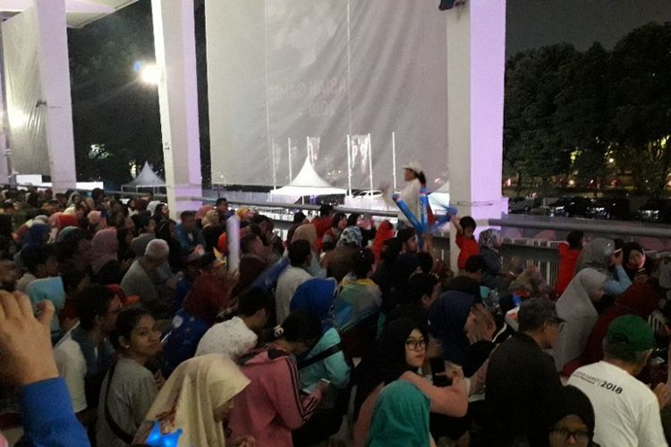 Peserta nonton bareng upacara penutupan Asian Games 2018 di Istora Senayan menyanyikan beberapa lagu nasional jelang dimulainya acara penutupan, Minggu (2/9/2018).