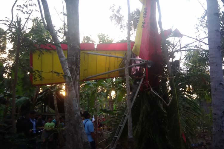 Pesawat jatuh pekarangan rumah warga di dusun Gading 1 RT12, Rw 01, Gading, Playen, Gunungkidul, Yogyakarta. Selasa (4/9/2018) petang