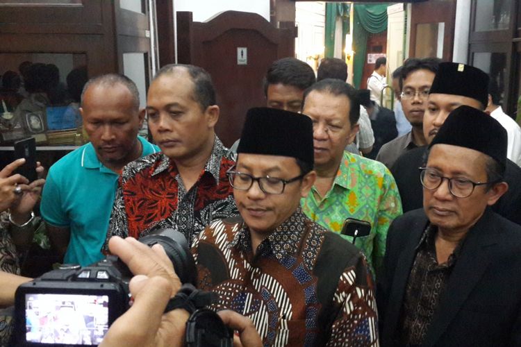Plt Wali Kota Malang, Sutiaji bersama pimpinan partai politik di Kota Malang usai menjalani pertemuan di Balai Kota Malang, Rabu (5/9/2018) malam.