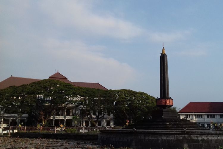 Gedung DPRD Kota Malang (kiri) dan Balai Kota Malang (kanan) saat diabadikan dari Alun - alun Tugu Kota Malang, Kamis (6/9/2018)