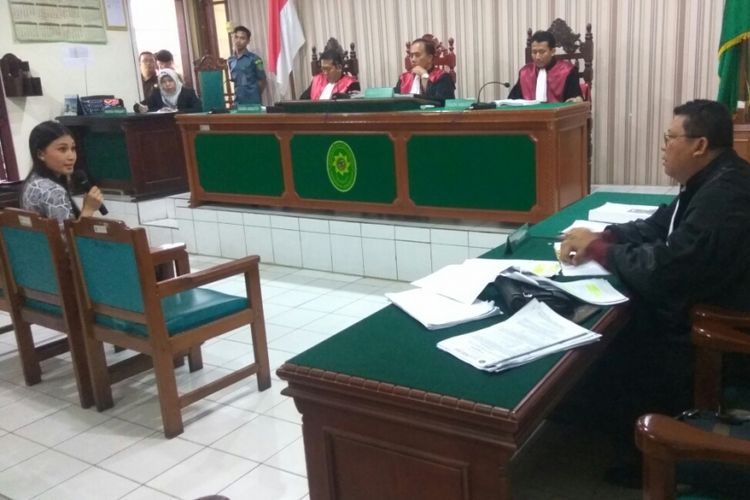 Pramugari Lion Air, Cindy Veronika Muaya saat memberikan kesaksian dalam sidang di PN Mempawah, Kalimantan Barat (10/9/2018)