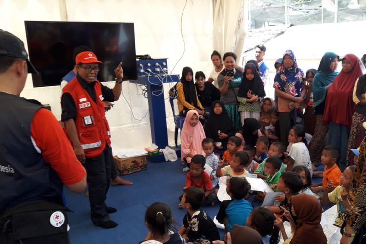 Anak-anak Dusun Lekok mengikuti aktivitas edukasi di trauma healing center Posko Samsung Peduli Lombok