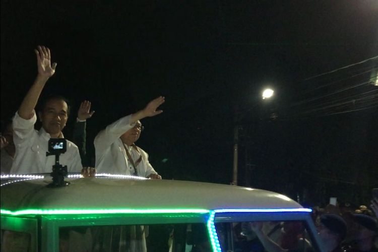 Calon presiden dan calon wakil presiden Joko Widodo-Maruf Amin tiba di gedung Komisi Pemilihan Umum (KPU) RI, Jumat (21/9/2018) malam. Jokowi-Maaruf datang sekitar pukul 19.50 menggunakan mobil Land Rover pikap dengan atap  berwarna putih.