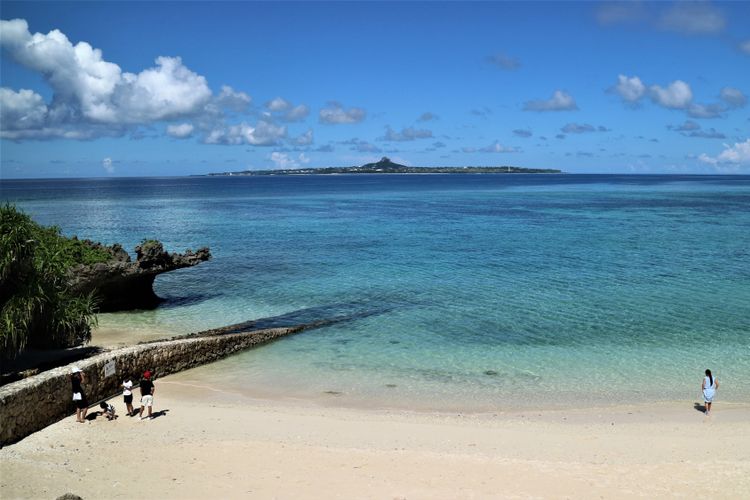 Pantai pasir putih yang terletak persis di luar gedung utama Okinawa Churaumi Aquarium. Pengunjung bisa dengan gratis bersantai di pantai ini.