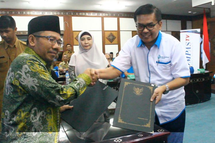 Penandatanganan MoU antara Yayasan Dana Kemanusiaan Kompas dengan Bupati Lombok Utara Nazmul Akhyar, untuk pembangunan Puskesmas Nipah yang hancur karena gempa.
