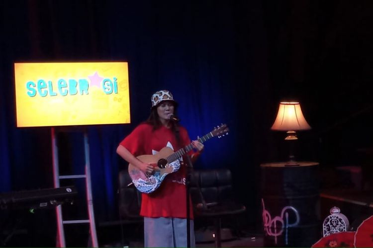 Artis musik Sheryl Sheinafia membawakan lagu Fix You Up dalam acara Selebrasi di Studio 1 Kompas TV, Palmerah Selatan, Jakarta Pusat, Selasa (25/9/2018).