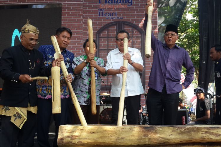 Bupati Malang Rendra Kresna (paling kanan) saat membuka Festival Lawang Kota Tua di Kecamatan Lawang, Kabupaten Malang, Jawa Timur, Kamis (27/9/2018).