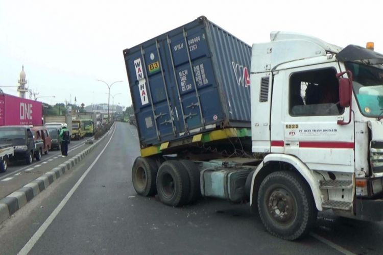 Truk terbalik di Flyover Kranji, Jalan Sultan Agung, Bekasi, Barat, Kota Bekasi, Kamis (27/9/2018).