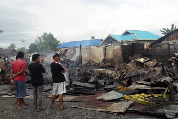 Warga ketika melihat bangunan rumah dan kios yang sudah habis terbakar, Jumat (28/9/2018).