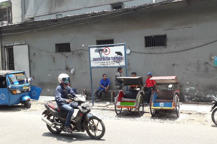 Seltee becak di Jalan B dekat Pasar Teluk Gong, Pejagalan, Jakarta Utara, Senin (8/10/2018).