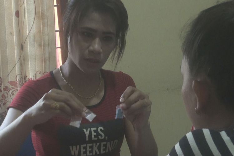 Salah seorang penyidik polwan di Satuan Narkoba Polres Ogan Ilir menunjukkan barang bukti sabu dan pil ekstasi yang disita dari tersangka R saat proses pemeriksaan berlangsung