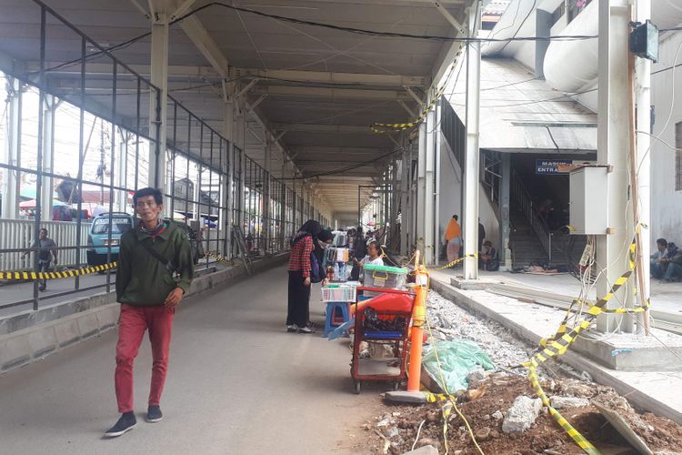 Pedagang kaki lima (PKL) makanan dan minuman mulai berjualan di Jalan Jatibaru Raya yang berlokasi di bawah jembatan multiguna atau skybridge, Tanah Abang, Jakarta Pusat, Senin (22/10/2018).