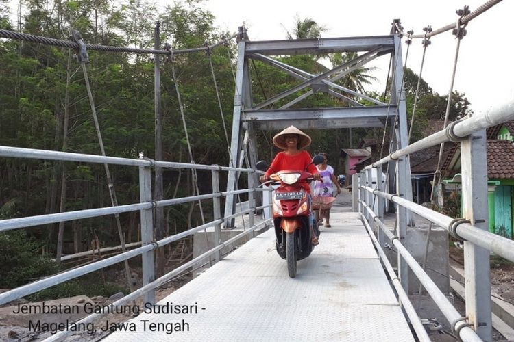 Jembatan Gantung Sudisari di Magelang, Jawa Tengah.