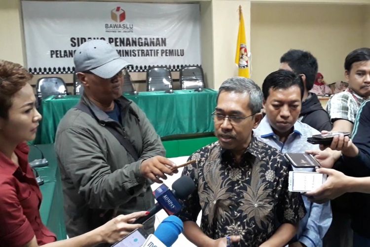 Sahroni, warga yang melaporkan dugaan pelanggaran kampanye oleh Jokowi-Maruf, memberikan keterangan kepada wartawan di Kantor Bawaslu DKI Jakarta, Jumat (26/10/2018).