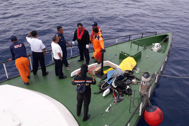 Tumpukan barang-barang yang diduga milik penumpang pesawat Lion Air JT610 yang jatuh di perairan Karawang, Senin (29/10/2018).
