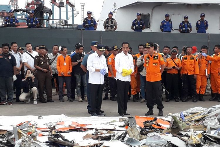 Presiden Joko Widodo menecek tumpukan puing-puing jatuhnya pesawat Lion Air JT 610 di Dermaga JICT 2 Pelabuhan Tanjung Priok, Selasa (30/10/2018).