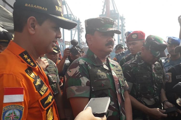 Panglima TNI Marsekal Hadi Tjahjanto memberikan keterangan kepada wartawan di Dermaga JICT 2 Pelabuhan Tanjung Priok, Rabu (31/10/2018).