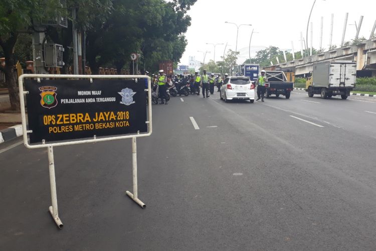 Polres Metro Bekasi Kota Lakukan Operasi Zebra Jaya 2018 di Jalan Jenderal Ahmad Yani, Bekasi Selatan, Kota Bekasi, Kamis (1/11/2018).