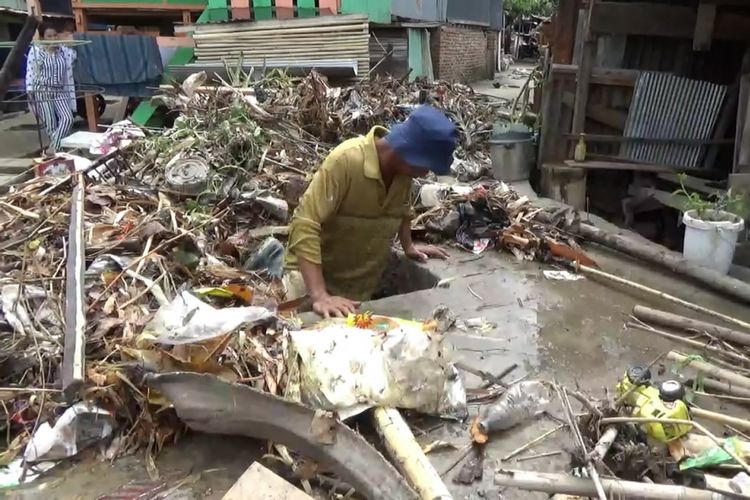 Kota Parepare dipenuhi tumpukan sampah hingga 1 meter akibat diguyur hujan selama 3 jam dan sempat banjir setinggi 50 cm pada Senin (5/11/2018) malam. 