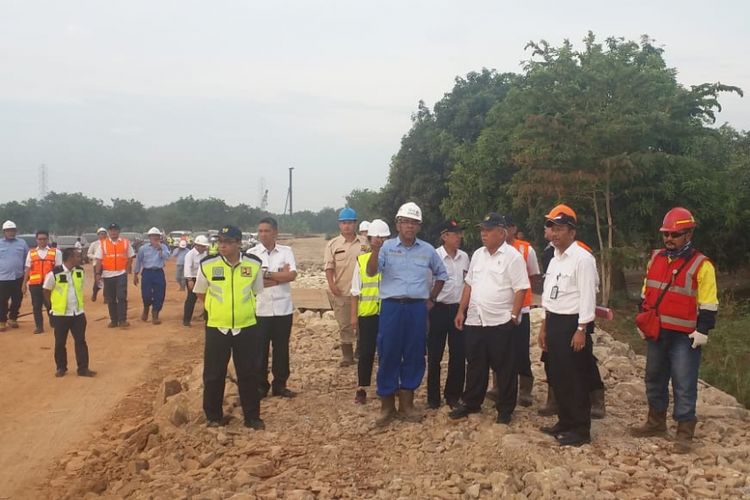 Menteri PUPR Basuki Hadimuljono saat meninjau proyek jalan akses ke Pelabuhan Patimban, Selasa (6/11/2018) di Subang, Jawa Barat.