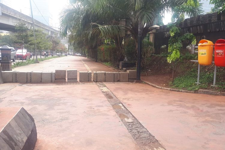 Beton pembatas di trotoar di depan Tempat Pemakaman Umum (TPU) Menteng Pulo, Jakarta Selatan, tampak rapi pada Jumat (9/11/2018) siang.   Ada 11 beton yang diletakkan sejajar sehingga para pengendara motor tidak dapat melintasi trotoar itu. 