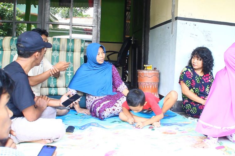 Mataram, Kompas.Com- Nuril dikunjungi kerabat dan Perwakilan Paguyuban Korban UU ITE di rumahnya di BTN Harapan Permai, Labuapi Lombok Barat.