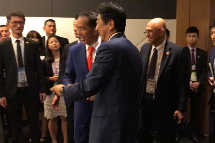 Presiden Joko Widodo saat bertemu Perdana Menteri Jepang Shinzo Abe di Singapura, Kamis (15/11/2018).