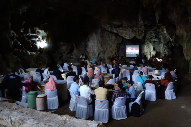 Rapat Koordinasi Geopark Indonesia Di Dalam Gua Rancang KencanaBleberan, Kecamatan Playen, Gunungkidul, Yogyakarta.  