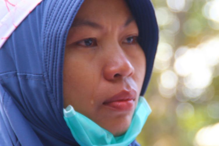 Mataram, Kompas.Com air mata Nuril, korban UU ITE melihat dukungan warga dalam.aksi solidaritas  tolak Eksekusi terhadap dirinya, Minggu (18/11)