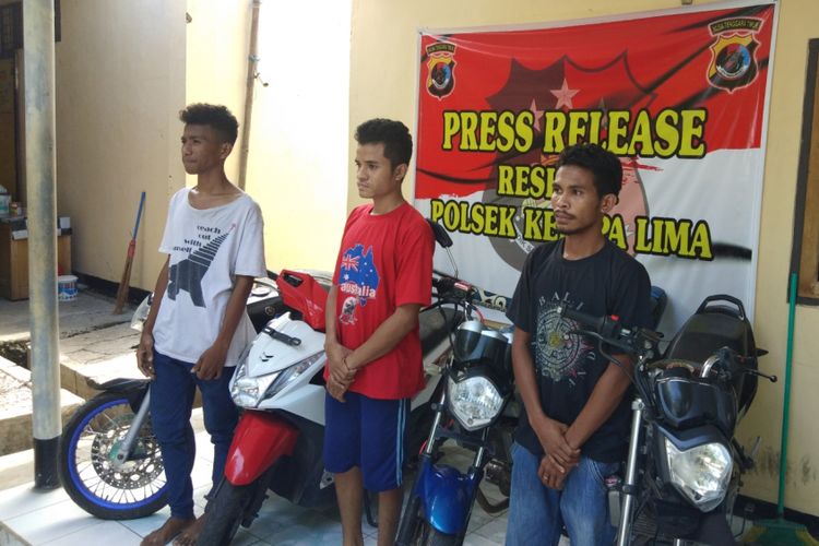 Para pelaku pencurian sepeda motor, saat diamankan di Polsek Kelapa Lima, Selasa (20/11/2018).