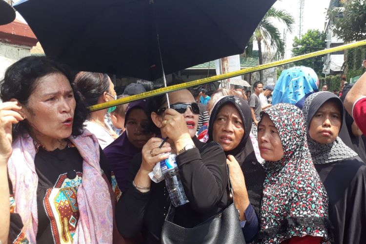 Nampak Keluarga korban kasus pembunuhan satu keluarga di Bekasi ikut menyaksikan proses rekonstruksi kasus pembunuhan tersebut di Jalan Bojony Nangka II, Kelurahan Jatirahayu, Kecamatan Pondok Melati, Kota Bekasi, Rabu (21/11/2018).