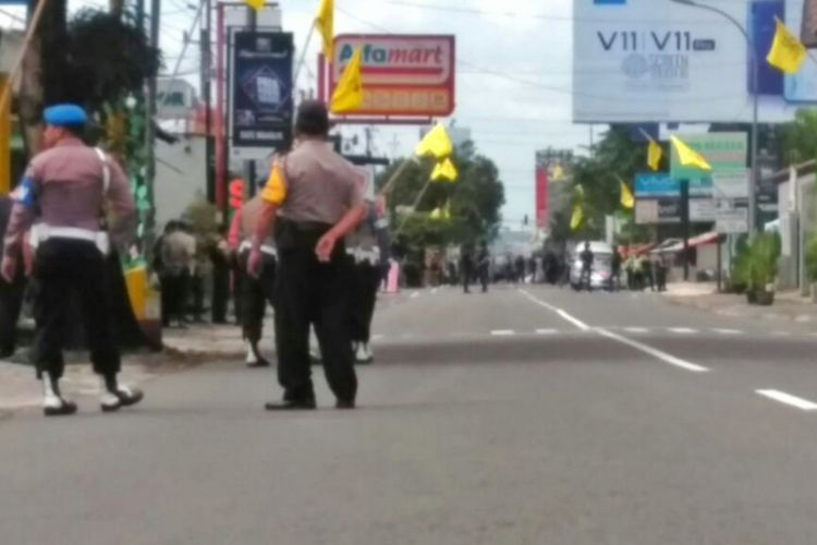 Anggota polisi tampak berjaga di jalan Kaliurang KM 9,5 saat rekonstruksi 