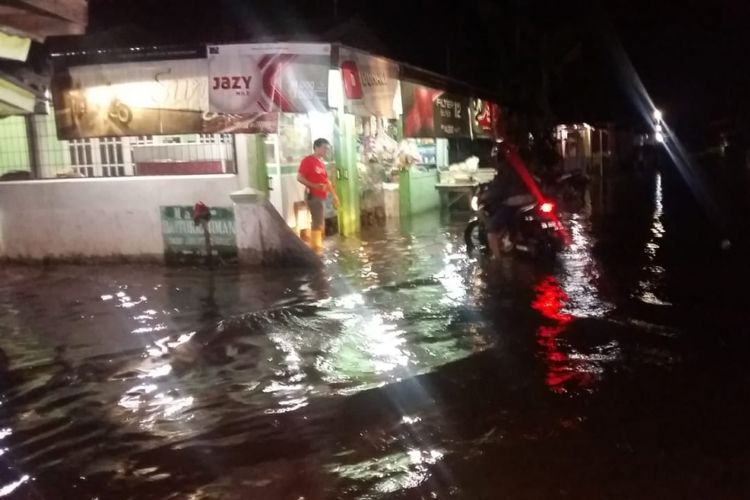Banjir melanda warga RW 02 dan RW 12 Kelurahan Meranti Pandak, Kecamatan Rumbai Pesisir, Pekanbaru, Riau, Kamis (22/11/2018).