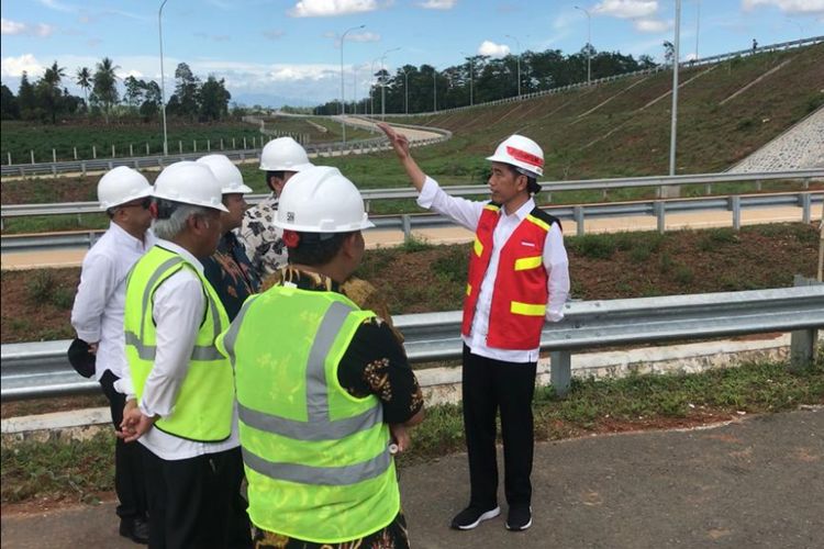 Presiden Joko Widodo, Jumat (23/11/2018), ketika meninjau tol Trans Sumatera ruas Bakauheuni-Terbanggi Besar, Provinsi Lampung. 