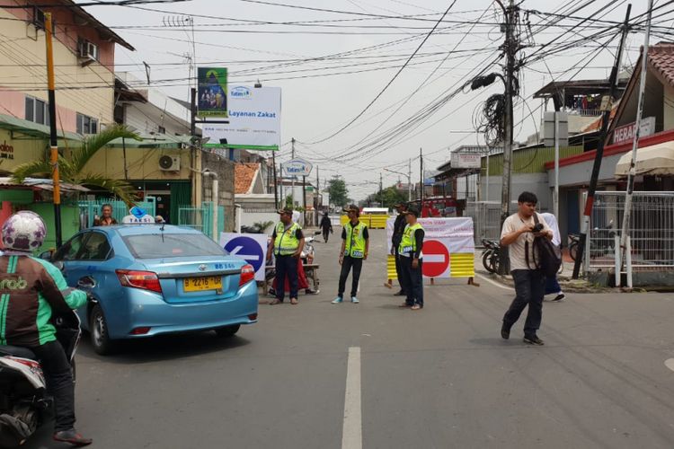 Jalan Otista III ditutup untuk pengerjaan penguatan sodetan kali Ciliwung dan perbaikan jalan yang rusak, Selasa (4/12/2018)