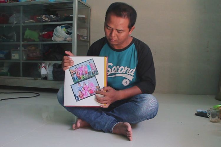 Didin menunjukan foto keluarga, yang di dalamnya terdapat foto istrinya, di rumahnya Kelurahan Jagasatru, Kecamatan Pekalipan, Kota Cirebon, Rabu (5/12/2018). Didin serta keluarga Ruhyatun di Purbalingga berharap pihak kepolisian segera menangkap pelaku. 