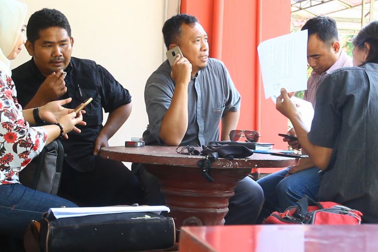 Mataram,  Kompas. com Tim kuasa hukum Nuril berdiskusi terkait upaya kukum yang  akan mereka lakukan  paska salinan putusan  atau PK ke Mahkamah Agung