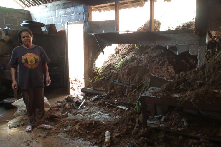 Rumah Karno rusak diterjang tanah longsor di Dusun Keceme, Samigaluh, Kulon Progo, DIY, Jumat lalu. 