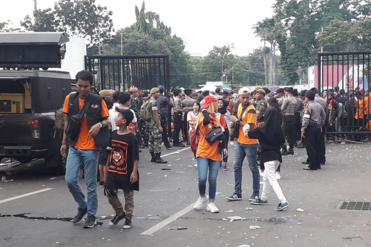 Suporter Persija Jakarta The Jakmania mendatangi Gelora Bung Karno jelang partai melawan Mitra Kukar, Minggu (9/12/2018)?