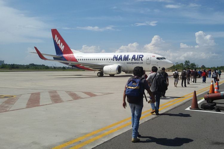 Pesawat Nam Air milik grup Sriwijaya Air di Bandara Depati Amir, Pangkal Pinang.