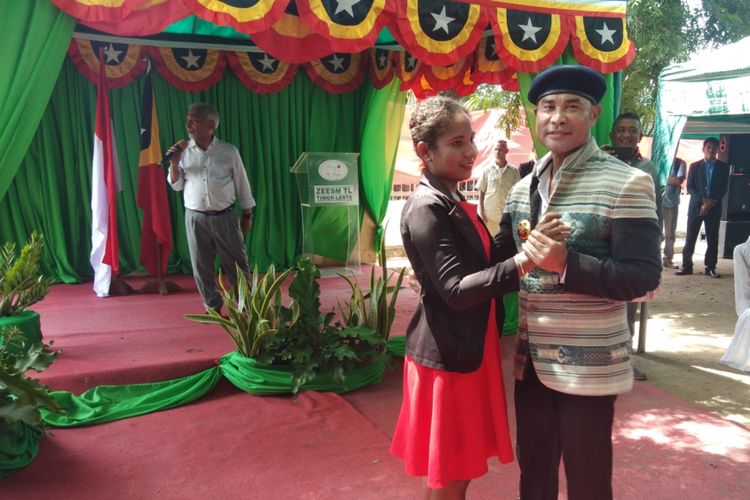 Gubernur Nusa Tenggara Timur (NTT) Viktor Bungtilu Laiskodat, saat berdansa bersama seorang perempuan asal Oekusi, Timor Leste. Terlihat Presiden Otonomi Khusus Oekusi,  Mari Alkatiri bernyanyi